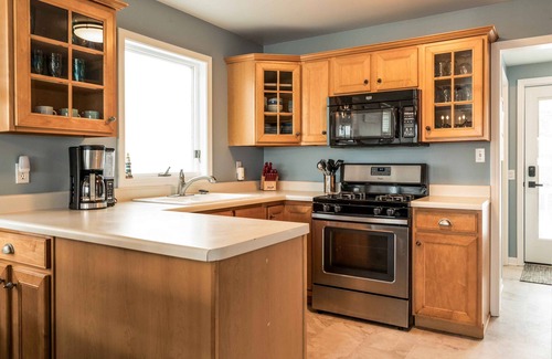 Delavan Lake House | Sunset Getaway on Delavan Lake – Waterfront 4 BDR, Pet Friendly!