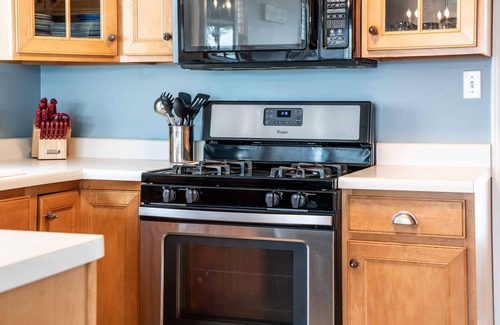 Delavan Lake House | Sunset Getaway on Delavan Lake – Waterfront 4 BDR, Pet Friendly!