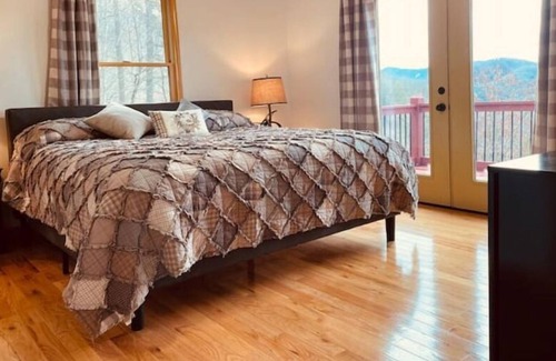Unaka Cabin | Sunset Gypsy 2br/2ba, secluded, long range views.