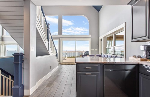 Miami Park House | Sunset Haven | 5 BR | Lake Michigan Access with Hot Tub