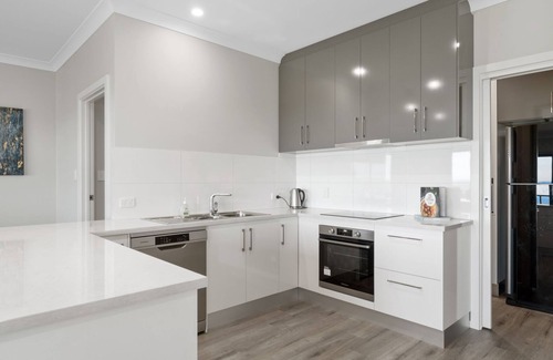 Normanville House | Sunset Horizon @ Lady Bay - 8 Huntingdale Drive