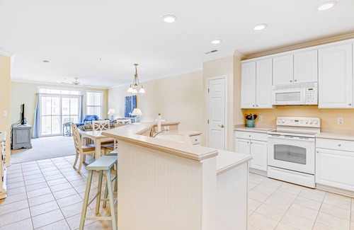 Sunset Island Condo | Sunset Island Condo w/WiFi, W/D, AC & Shared Pools - Walk to Beaches