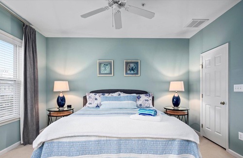 Sunset Island House | ⭐️SUNSET ISLAND Luxury Large Home IN/Outdoor Pools Private Beach Parking Linens⭐️