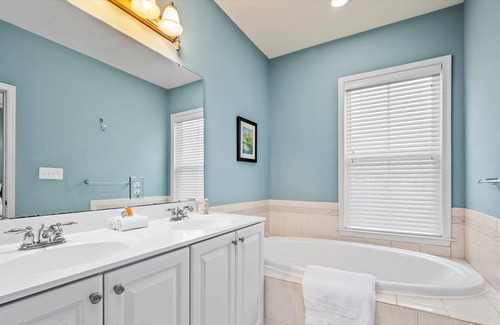 Sunset Island House | ⭐️SUNSET ISLAND Luxury Large Home IN/Outdoor Pools Private Beach Parking Linens⭐️