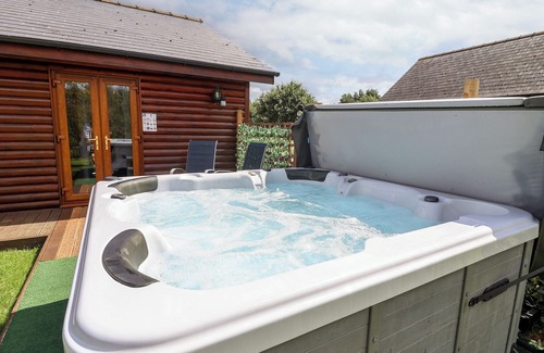 Thorpe On The Hill Cottage | SUNSET LODGE - NO.6, pet friendly, with hot tub in Thorpe-On-The-Hill