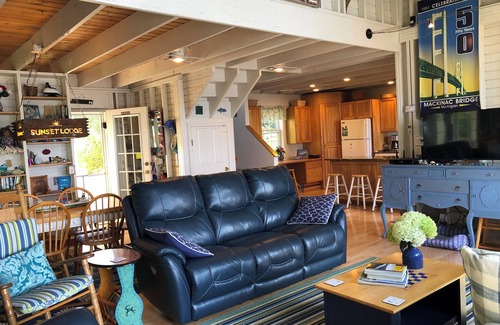 St Ignace Cottage | Sunset Lodge - right on Lake Michigan! Swim or watch the freighters go by