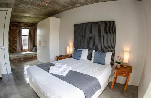 Sunset Beach Villa | Sunset Mansion, Cape Town - Rooftop Pool Villa - Walk to Beach, Mountain Views!