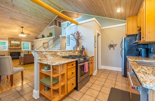 Spruce Pine Cabin | Sunset Mtn Lodge! Hot tub+Fire pit, Fireplace, Hiking, Private, Close to Town!