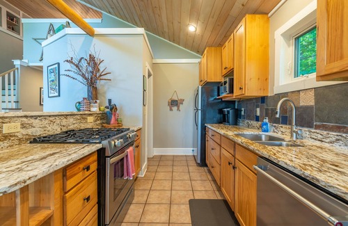 Spruce Pine Cabin | Sunset Mtn Lodge! Hot tub+Fire pit, Fireplace, Hiking, Private, Close to Town!