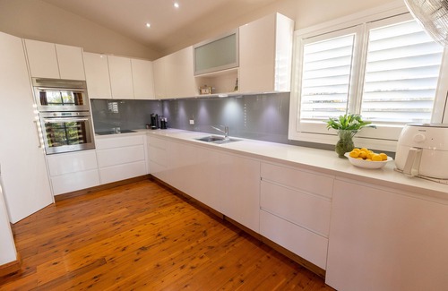 Soldiers Point House | Sunset Palms. Stylish 3bd home with hot tub