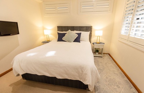 Soldiers Point House | Sunset Palms. Stylish 3bd home with hot tub