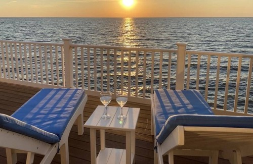 Green Creek House | SUNSET POINT IN PIERCES POINT (3BR/2BA) WATER FRONT HOME