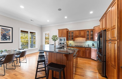 Troutman House | Sunset Pointe by AvantStay | Waterfront, Beach, Fire Pit | Sleeps 14 | 5BDR 4BA