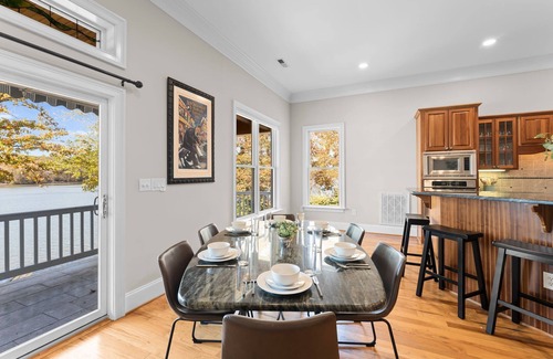 Troutman House | Sunset Pointe by AvantStay | Waterfront, Beach, Fire Pit | Sleeps 14 | 5BDR 4BA