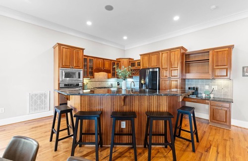 Troutman House | Sunset Pointe by AvantStay | Waterfront, Beach, Fire Pit | Sleeps 14 | 5BDR 4BA