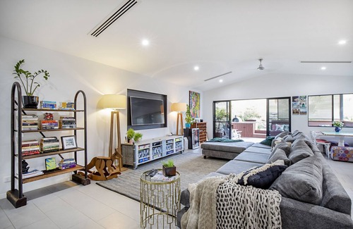 Sugarloaf House | Sunset Retreat Family Getaway, close to Airlie Beach, five bedrooms on acreage