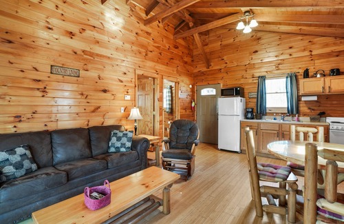 South Bloomingville Cabin | Sunset Ridge Cabin | 200 Acres
