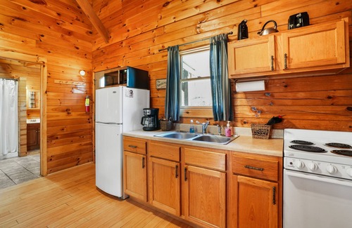 South Bloomingville Cabin | Sunset Ridge Cabin | 200 Acres