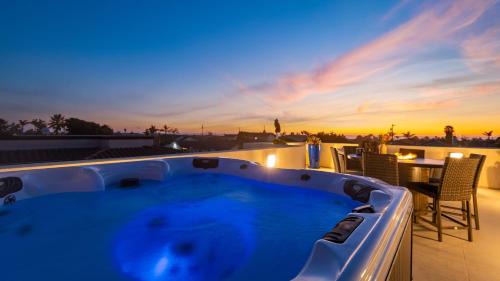 Grover Beach House | Sunset Serenity by AvantStay Rooftop w Hot Tub Fire Pit 3 Blocks to Beach