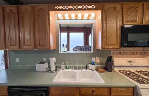 Smith River House | Sunset Shore Retreats "Ocean Front" "The Whale Watcher"