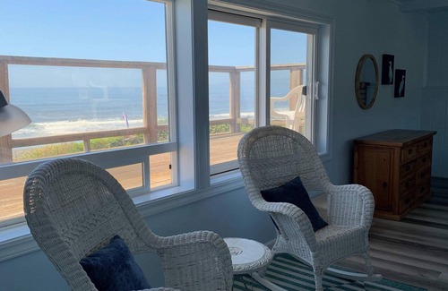 Smith River House | Sunset Shore Retreats "Ocean Front" "The Whale Watcher"