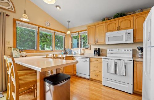 Baileys Harbor House | Sunset Shores - Lakeside Cabin #1 by Simple Life Rentals