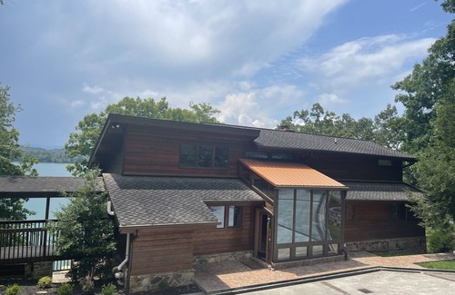 La Follette House | "Sunset Shores" Private lakefront log home at Deerfield Resort, sleeps 16