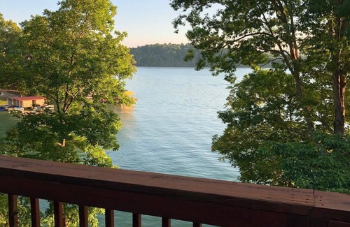 La Follette House | "Sunset Shores" Private lakefront log home at Deerfield Resort, sleeps 16