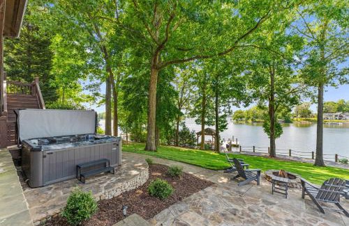 Mayhew House | Sunset Shores Resort: The Homestead Hot TUB