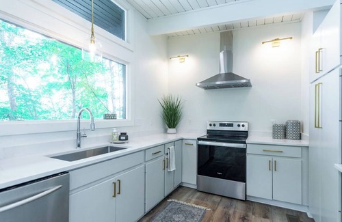 Spring City House | Sunset View Cottage-Waterfront Lakehouse, year-round deep water, Watts Bar Lake!