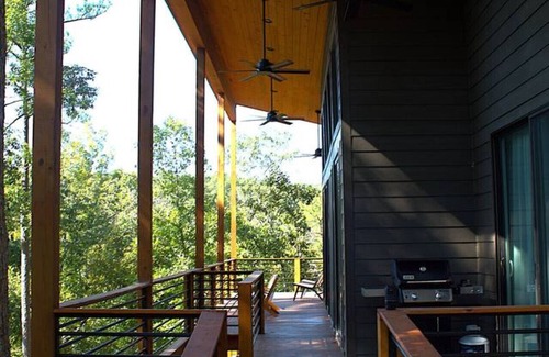 Arley House | Sunset Views-Modern Lake Retreat