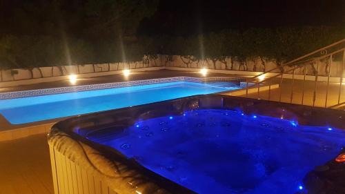 Olhos D'Agua Villa | Sunset Villa by Laranjal Rentals