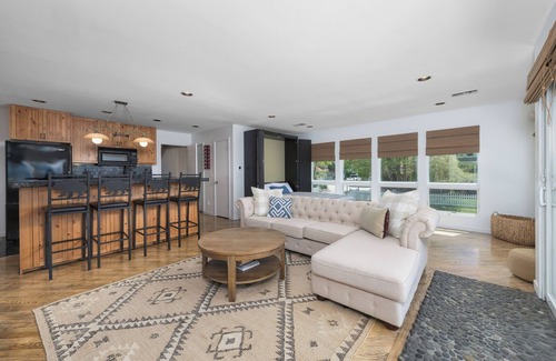 Miami Park House | Sunset Villa Luxury Lakefront, Private Beach