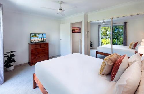 Hamilton Island Apartment | Sunset Waters 1 by HamoRent on Hamilton Island