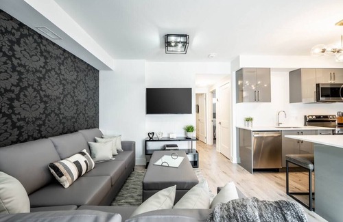 Niagara Falls House | *Sunset x Falls* A Superb Modern Stacked Town + Parking
