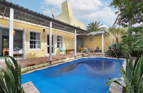 Sunset Beach Villa | Sunset Yellow Cottage