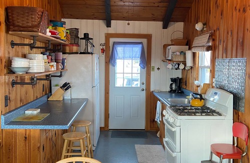 Hampton Cottage | Sunsets and Breezes! Short walk to beach and Boardwalk! The best of Hampton!