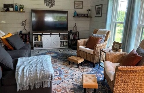 Beaufort House | Sunsets and Siestas - Pet Friendly - Creek View Coastal Cottage