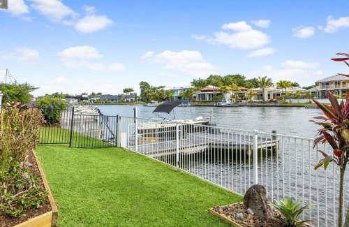 Noosaville Apartment | Sunsets at Snowmas, Pooch Friendly & Stunning View