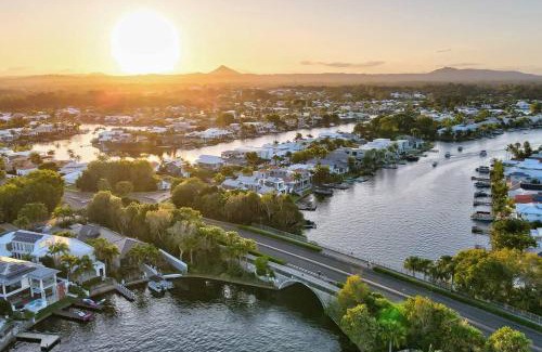 Noosaville Apartment | Sunsets at Snowmas, Pooch Friendly & Stunning View