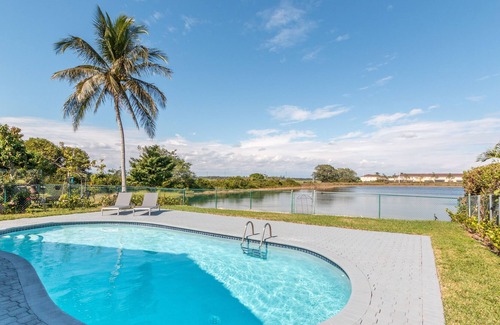 Ludlam House | Sunsets at the Pool