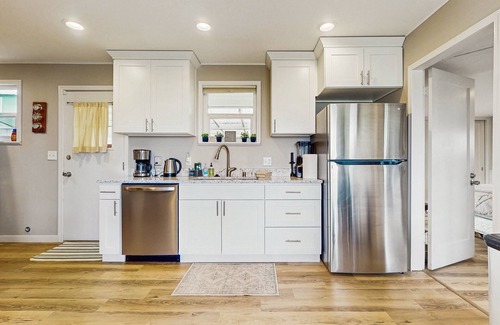 Des Moines House | Sunsets over Sound | Water-View Getaway on Half-Acre | Walk to Dining