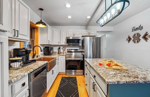 Laurelville House | SunsetViews-Hottub-PetsOK-Daybed-EpicGameroom
