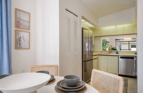 South Bradenton Apartment | Sunshine 2-bedroom Shorewalk condo near beaches, IMG - Pickleball, Pool Lakeview