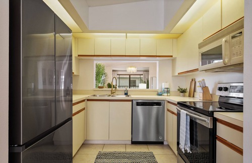 South Bradenton Apartment | Sunshine 2-bedroom Shorewalk condo near beaches, IMG - Pickleball, Pool Lakeview
