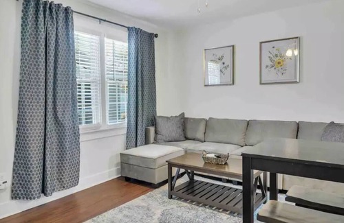 North Charleston Apartment | Sunshine Bungalow Minutes from DowntownCharlestonn