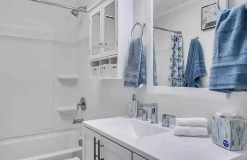 North Charleston Apartment | Sunshine Bungalow Minutes from DowntownCharlestonn
