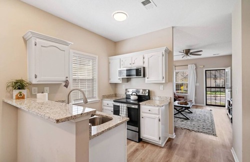 Cooper-Young Historic District House | Sunshine Cottage + Cooper Young + 3BR