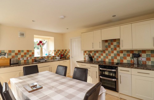 North Sunderland Cottage | SUNSHINE COTTAGE, pet friendly, country holiday cottage in Seahouses