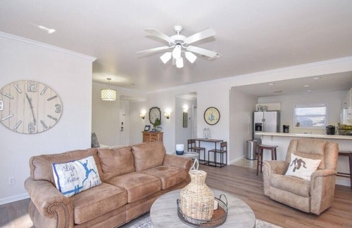 Dadeville Villa | Sunshine Daydream- 1 Bedroom Lakefront Condo